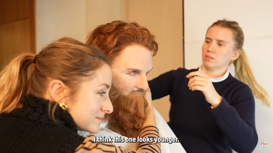 🎥 | Topdarters ondergaan transformatie om anoniem aan pubtoernooi mee te doen