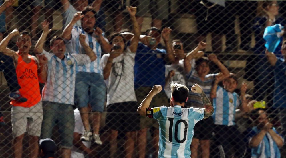 Messi scoort briljante vrije trap voor Argentinië (video)