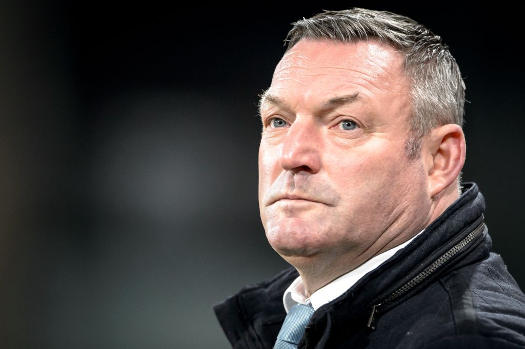 Ron Jans wordt in de maling genomen met regendouche