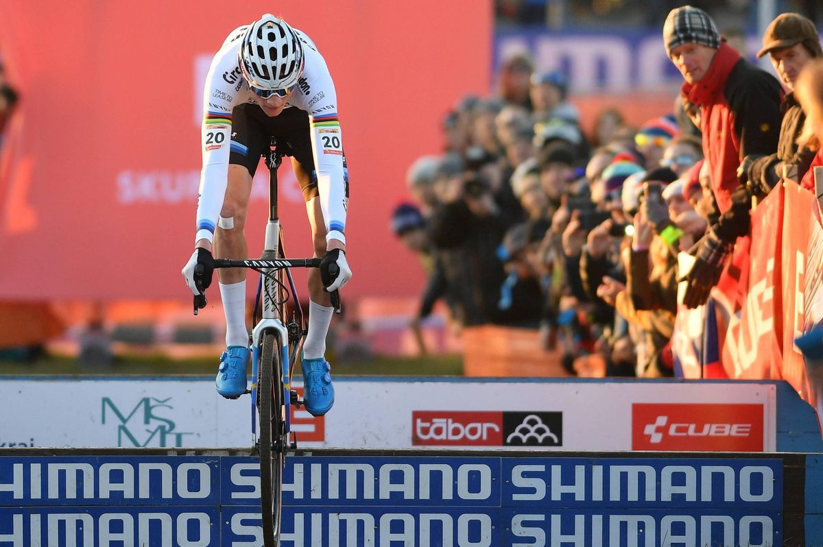 Oppermachtige Van der Poel fietst in Tsjechië al zijn tegenstanders aan gort