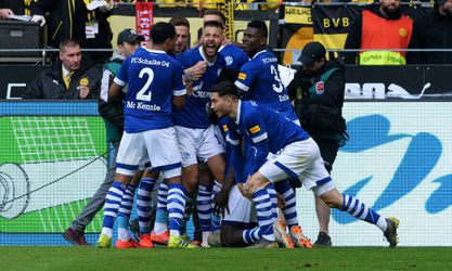 Schalke zet grote stap naar lijfsbehoud en verpest titelstrijd van Dortmund in heerlijke 'Revierderby'