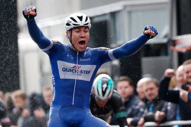 Sensatie! Sprinttalent Fabio Jakobsen verslaat wereldtoppers in 1ste etappe BinckBank Tour (video)