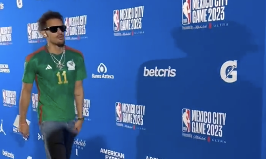 🎥 | NBA-ster komt aan bij duel in Mexico in shirt van Feyenoorder Santiago Giménez