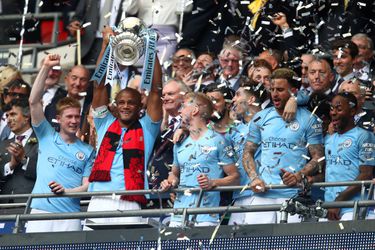 City pakt Engelse treble in historisch pak slaag voor Watford (video)