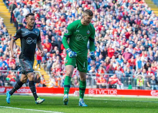 Southampton neemt geen risico en verlengt opnieuw met doelman Forster