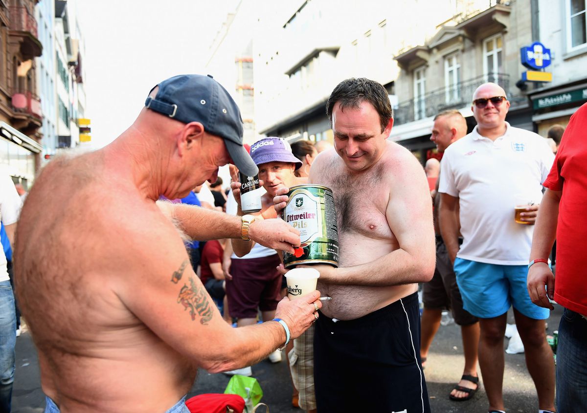 Engelse politie doet hopeloze oproep aan fans in Praag: zoek NIET de dronken mensen op