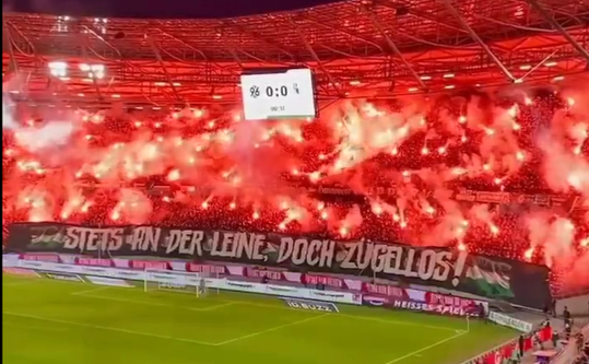 🎥🔥 | Ongekend: Hannover-supporters veranderen tribune in vuurzee