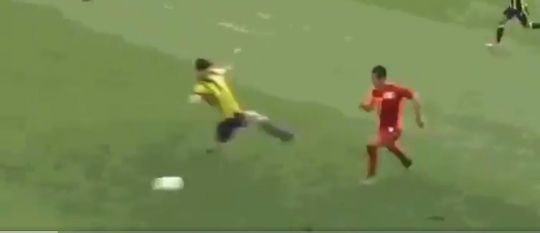 Deze krankzinnige tackle slaat nergens op, maar levert alleen geel op (video)