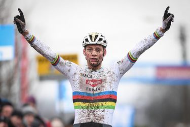 Van der Poel wint kasteelcross, Van Aert pakt eerste podiumplek sinds blessure