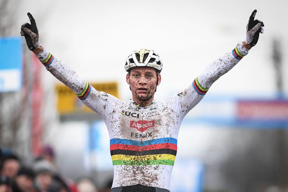 Van der Poel wint kasteelcross, Van Aert pakt eerste podiumplek sinds blessure
