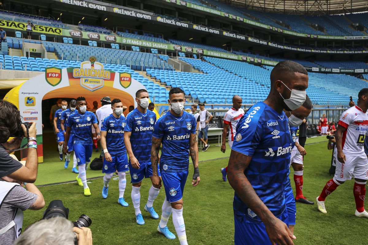 📸😷| Spelers van Grêmio lopen uit protest met mondkapjes het veld op