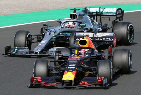Hamilton 'steelt' de winst van Max in Hongarije (video's)