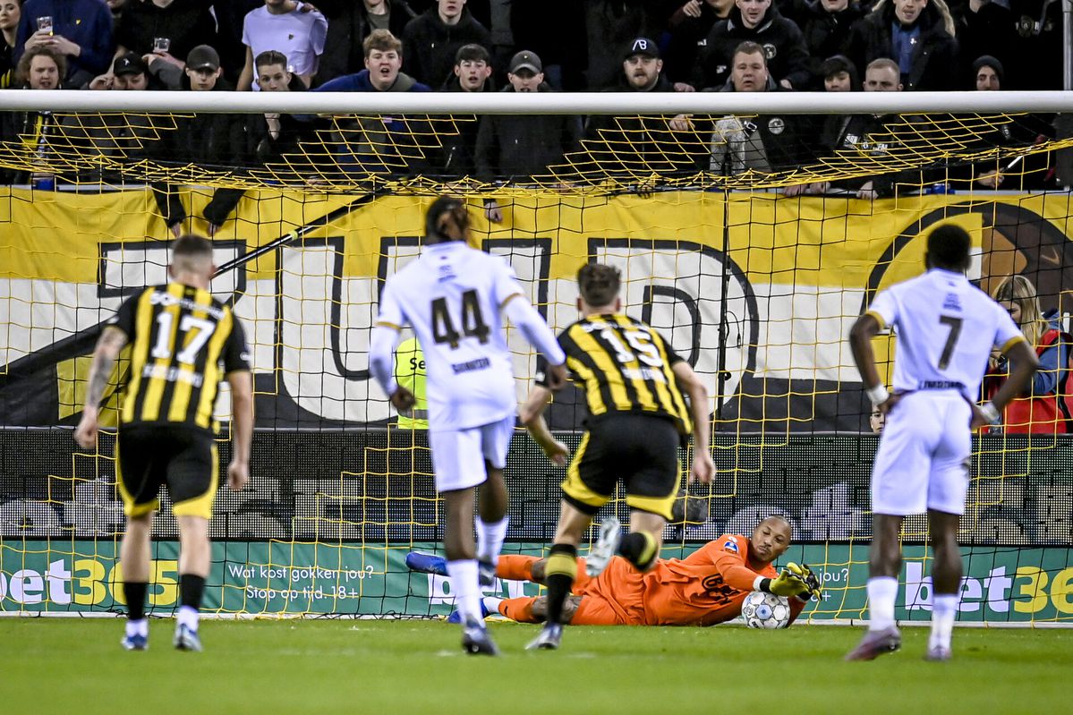 Eloy Room is de eerste Eredivisie-keeper deze eeuw die 2 wedstrijden op rij een pingel stopt