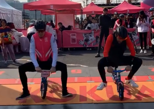 🎥| Geniaal! Oude rivalen Contador en Andy Schleck strijden tegen elkaar op loopfiets
