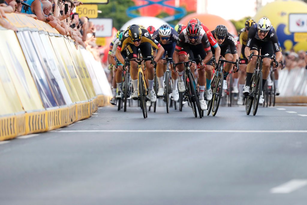 Olav Kooij (19) wint bijna massasprint in Ronde van Polen: alleen Fernando Gaviria sneller