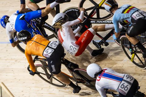 MASSALE VALPARTIJ! Kirsten Wild ontloopt val bij begin omnium