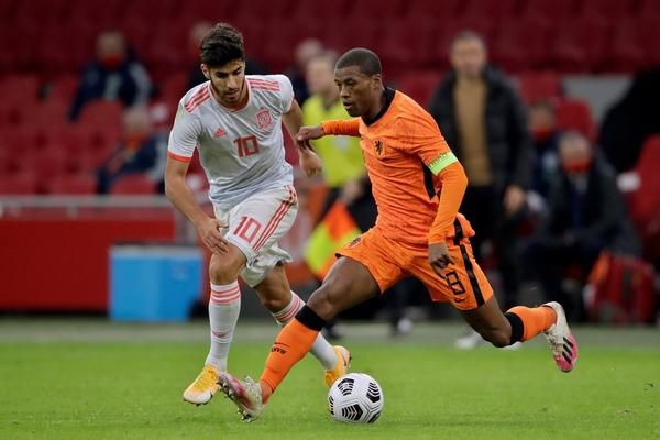 Wijnaldum trots op aanvoerdersband, maar mist Van Dijk wel: ‘Hij is heel erg betrokken’