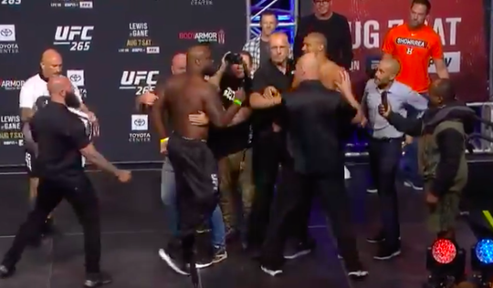 🎥 | UFC'ers Derrick Lewis en Cyril Gane uit elkaar gehouden tijdens laatste faceoff