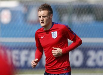 Wenger: 'Zo ver ik weet blijft Vardy gewoon bij Leicester'