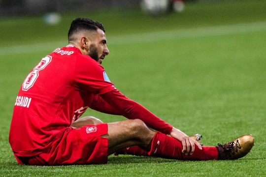 Ook Assaidi is er helemaal klaar mee: 'Schaf dat kunstgras af!'