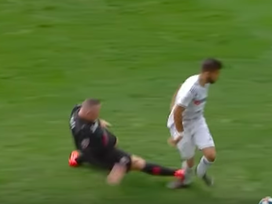 Wayne Rooney krijgt rood na smerige tackle en onbegrijpelijk VAR-moment (video)