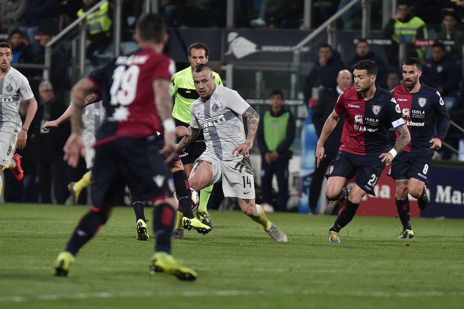 De Vrij en Internazionale verliezen bij Cagliari