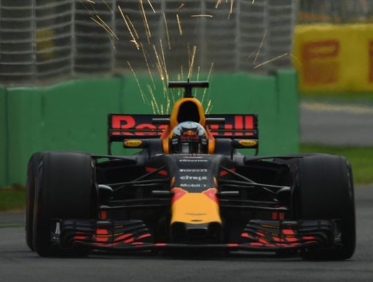 Ricciardo pusht te hard en knalt de baan uit (video)