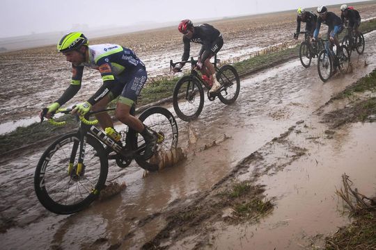 📸 | Check hoe de wielrenners modder moesten eten bij Parijs-Roubaix