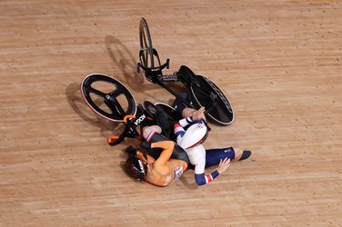 Keiharde val Laurine van Riessen in kwartfinale keirin, op brancard met nekklem van de baan gedragen