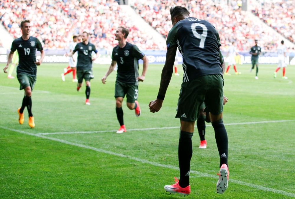 Jong Duitsland via penalty's langs Engeland en naar EK-finale