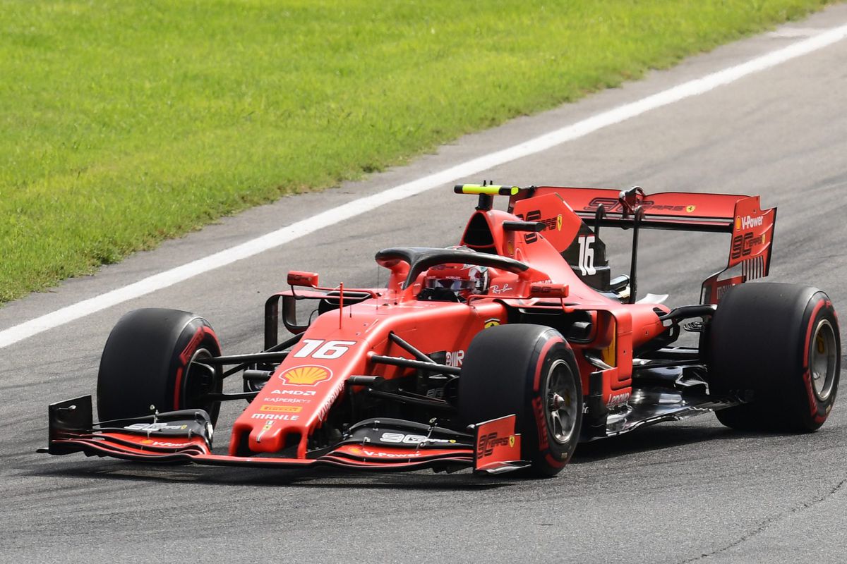 Ferrari-feestje door zege Leclerc in Italië, Verstappen knap de punten in (video's)
