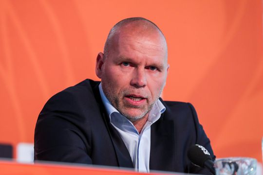 KNVB-directeur Hoogma heel blij: 'Je komt automatisch bij Louis van Gaal uit'