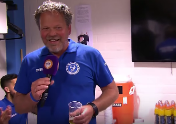 Henk de Jong zet te hard feestende verdediger compleet voor paal (video)
