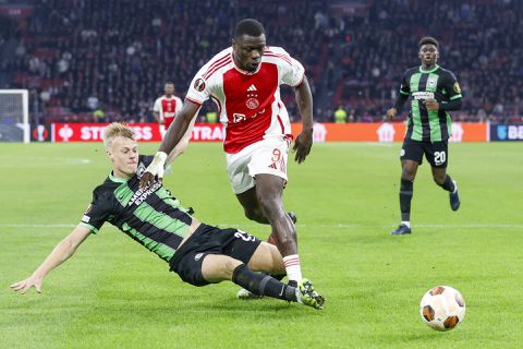 Jan Paul van Hecke en Brian Brobbey dollen na wedstrijd: 'Praatte hele tijd met scheidsrechter'