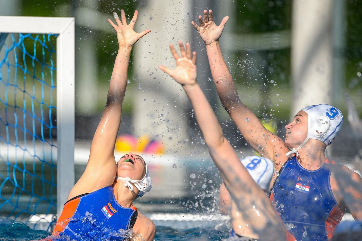 Waterpolosters naar tussenronde na nederlaag