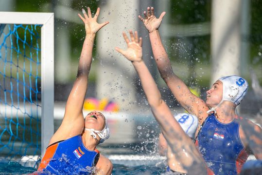 Waterpolosters naar tussenronde na nederlaag