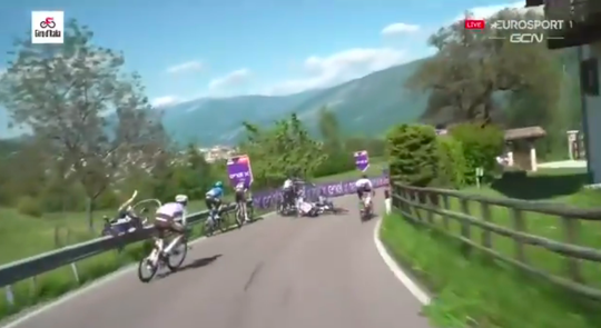 🎥 | Valpartij Giro: Vincenzo Nibali onderuit, Remco Evenepoel vliegt over de vangrail