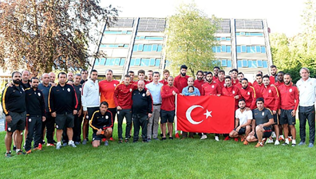 Sneijder en Galatasaray laten zo zien dat ze achter het Turkse volk staan