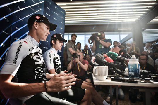 Zo zag de rommelige en onverstaanbare persconferentie van Team Sky uit op de rustdag (video)