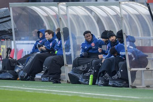 😂🎥 | Nieuwe warming-up in ijskoud Alkmaar? Ajax-spelers hupsen in slaapzakken rond