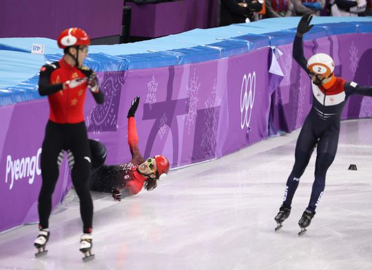 Shorttrack: Nederlandse relayploeg gediskwalificeerd na beuk van Knegt (video)