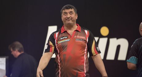 Suljovic en Cross stuntelen op de dubbels, maar 'The Gentle' plaatst zich voor kwartfinale (video)