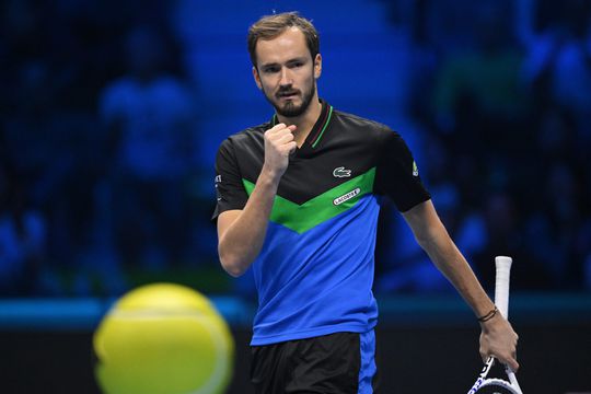 🎥 | Medvedev verslaat Zverev en is nu al zeker van ticket voor halve eindstrijd ATP Finals