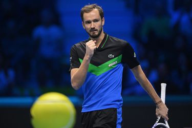 🎥 | Medvedev verslaat Zverev en is nu al zeker van ticket voor halve eindstrijd ATP Finals
