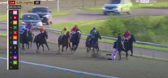 🎥 | Jockey Marco Ghiani ongedeerd na HARDE val van paard met 60 km per uur