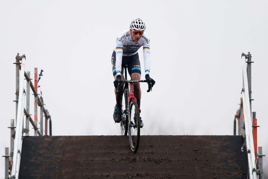 Samenvatting: Van der Poel fietst iedereen aan flarden op NK veldrijden