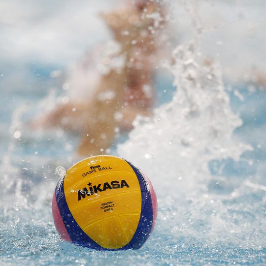 Bondscoach waterpolodames laat 16-jarige debuteren in selectie