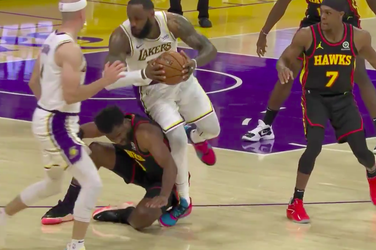 🎥 | LeBron James loopt enkelblessure op, gooit 3-punter raak en verlaat Hawks-game