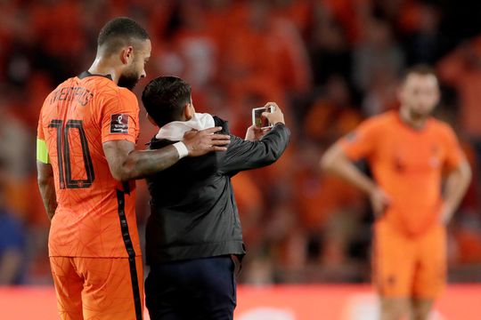 Stadionverbod en boete voor 13-jarige Amin die veld bestormde en selfie met Memphis maakte