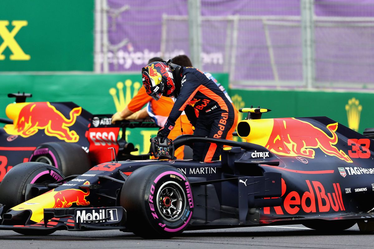 Waanzinnige race in Baku: Verstappen en Ricciardo crashen, Hamilton wint (video's)